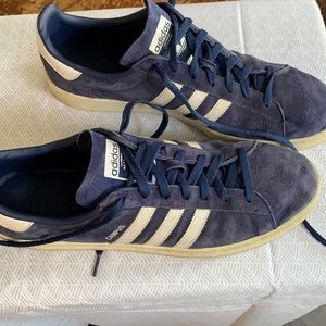 Good condition just need to be cleaned up! Adidas La marque aux 3 bandea